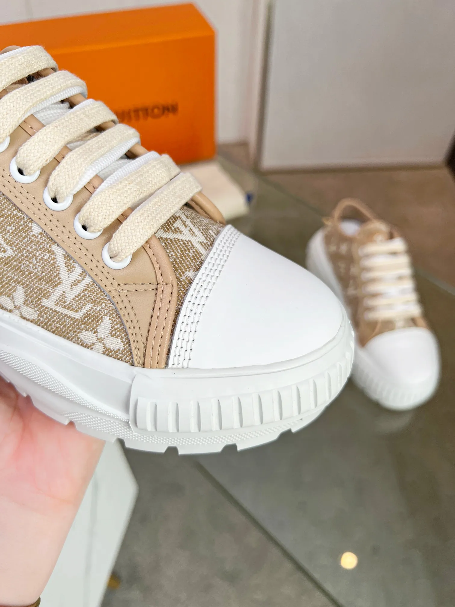 👟👟Ex-factory price 440👟👟 This LV Squad sneaker is made of Monogram denim to stretch out the midsummer comfort. The same color leather outlines the edges, the rubber LV Circle logo embellishes the tongue, and the thick yet lightweight rubber outsole upgrades the comfort again. Yardage: 35-41.